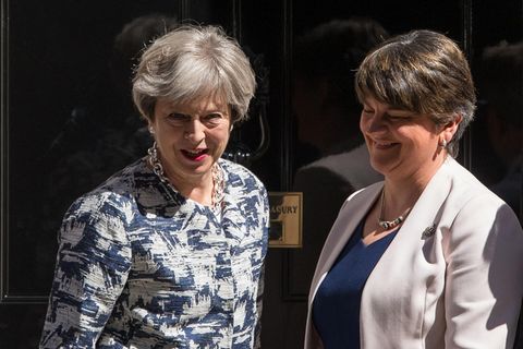 Großbritanniens Premierministerin Theresa May (l.) und DUP-Vorsitzende Arlene Foster