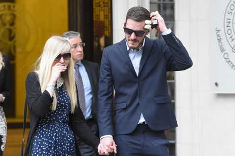 Mit Charlies Stofftier in der Hand: Die Eltern Connie Yates und Chris Gard nach einer Urteilsverkündung des Obersten Gerichtshofs in London