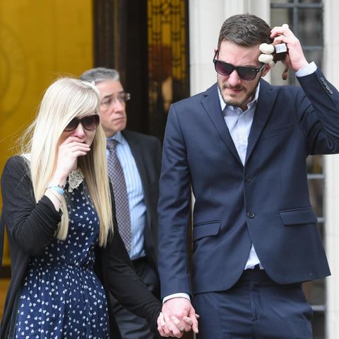 Mit Charlies Stofftier in der Hand: Die Eltern Connie Yates und Chris Gard nach einer Urteilsverkündung des Obersten Gerichtshofs in London