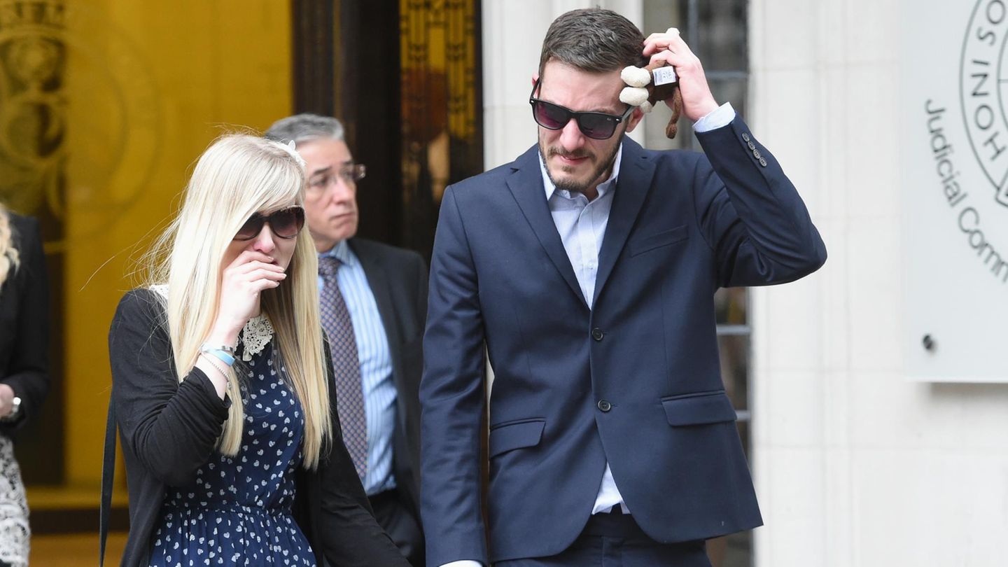 Mit Charlies Stofftier in der Hand: Die Eltern Connie Yates und Chris Gard nach einer Urteilsverkündung des Obersten Gerichtshofs in London