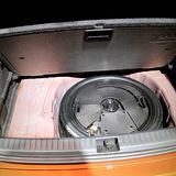 Unter dem Kofferraum Seat Arona liegt ein richtiger Ersatzreifen