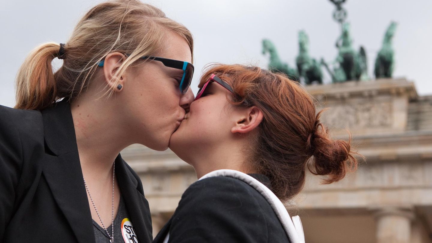 Ehe für alle: Zwei Frauen küssen sich beim Christopher Street Day (CSD) in Berlin