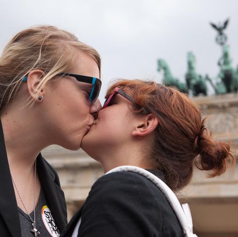 Ehe für alle: Zwei Frauen küssen sich beim Christopher Street Day (CSD) in Berlin
