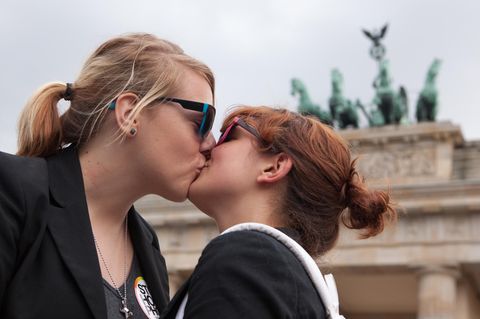 Ehe für alle: Zwei Frauen küssen sich beim Christopher Street Day (CSD) in Berlin
