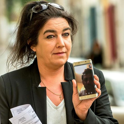 Béatrice Huret telefoniert bei der Ankunft am Gericht in Boulogne-sur-Mer mit Mokhtar