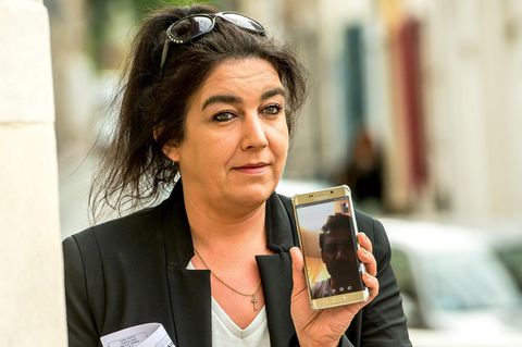 Béatrice Huret telefoniert bei der Ankunft am Gericht in Boulogne-sur-Mer mit Mokhtar