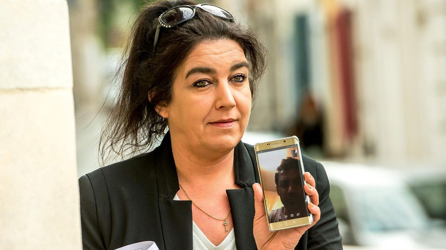 Béatrice Huret telefoniert bei der Ankunft am Gericht in Boulogne-sur-Mer mit Mokhtar