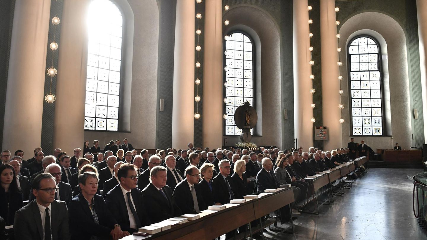 Die Totenmesse für Helmut Kohl in der Hedwigskathedrale in Berlin. Unter den Gästen befindet sich auch Kanzlerin Angela Merkel.