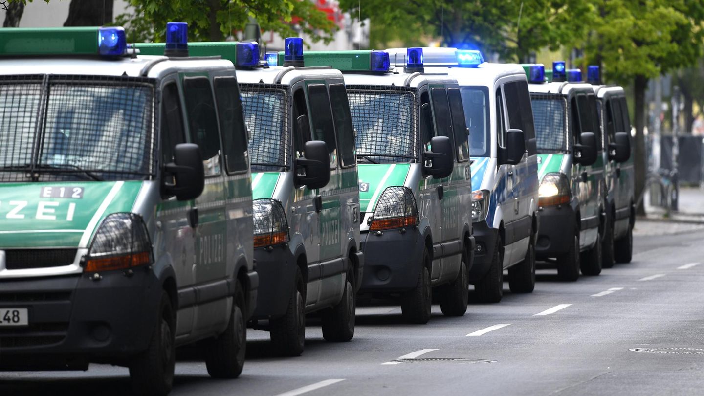 Beamte von drei Hundertschaften der Berliner Polizei benahmen sich beim G20-Einsatz in Hamburg offenbar daneben (Archivbild)