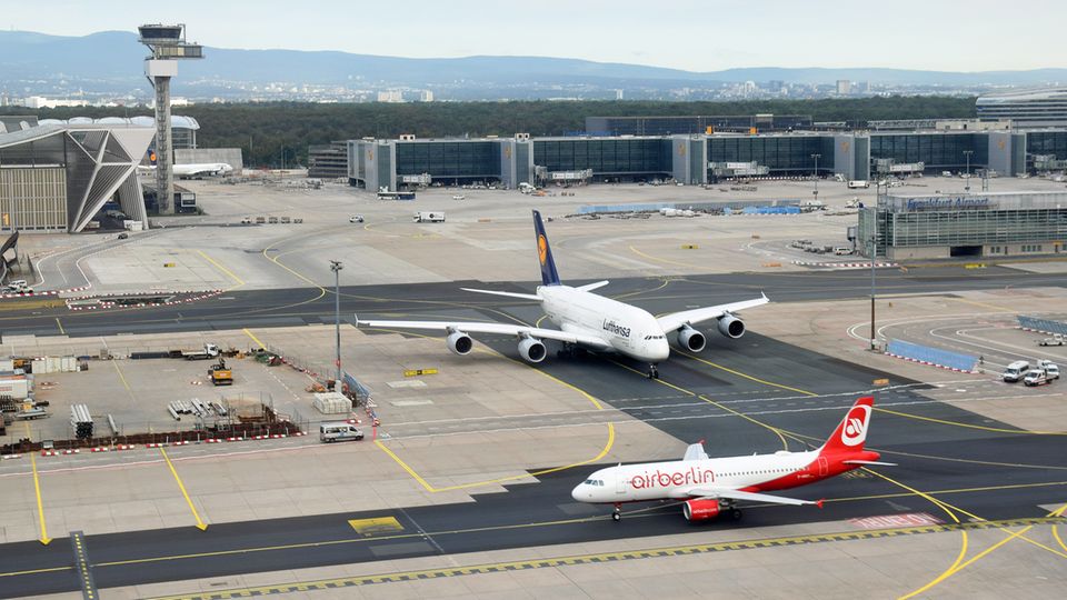 A380 der Lufthansa und ein Airbus A320 von Air Berlin in Frankfurt A380 der Lufthansa und ein Airbus A320 von Air Berlin in Frankfurt