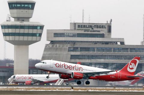 Eine Airbus von Air Berlin am Flughafen Berlin-Tegel.
