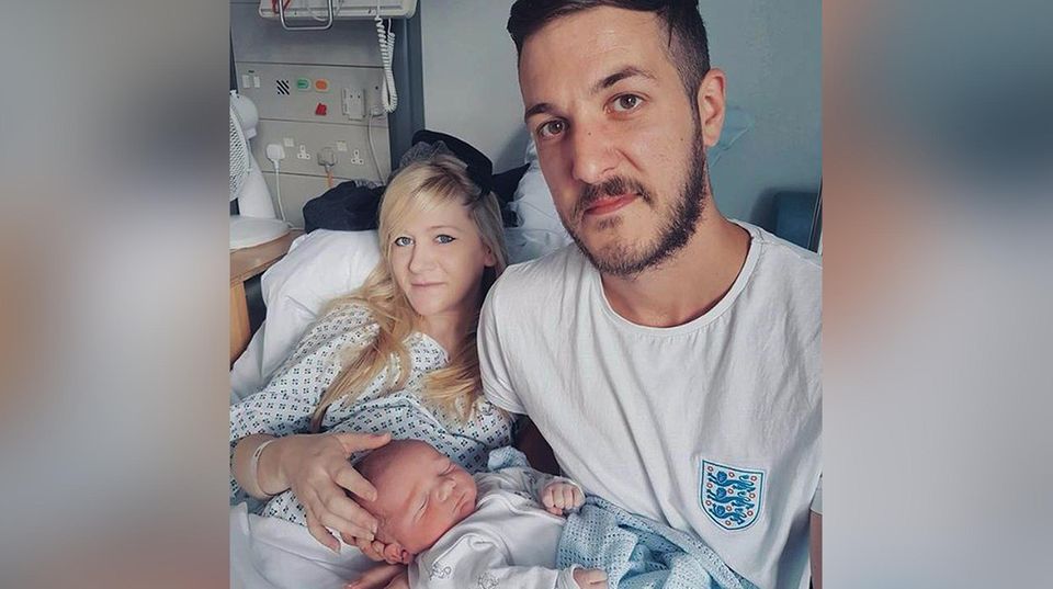 Leben eines todkranken Babys vor Gericht Chris Gard und Connie Yates mit ihrem Baby Charlie im Krankenhaus
