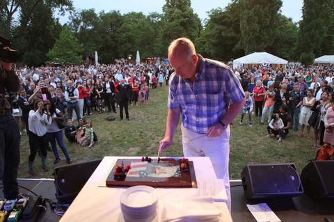 Torte zur Feier des Tages: Der 4. Juli wird in Berlin schon Ende Juni gefeiert, Kent Logsdon schneidet den Kuchen an