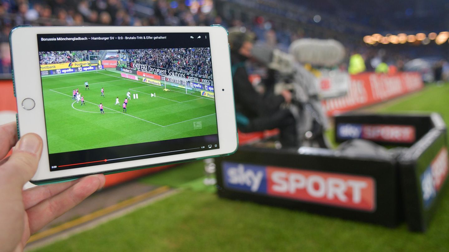 Bislang übertrug der Bezahlsender Sky die Bundesliga exklusiv komplett live. Ab der kommenden Saison ändert sich das.