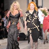 Pamela Anderson und Vivienne Westwood auf dem Laufsteg bei der Pariser Fashion Week 2009