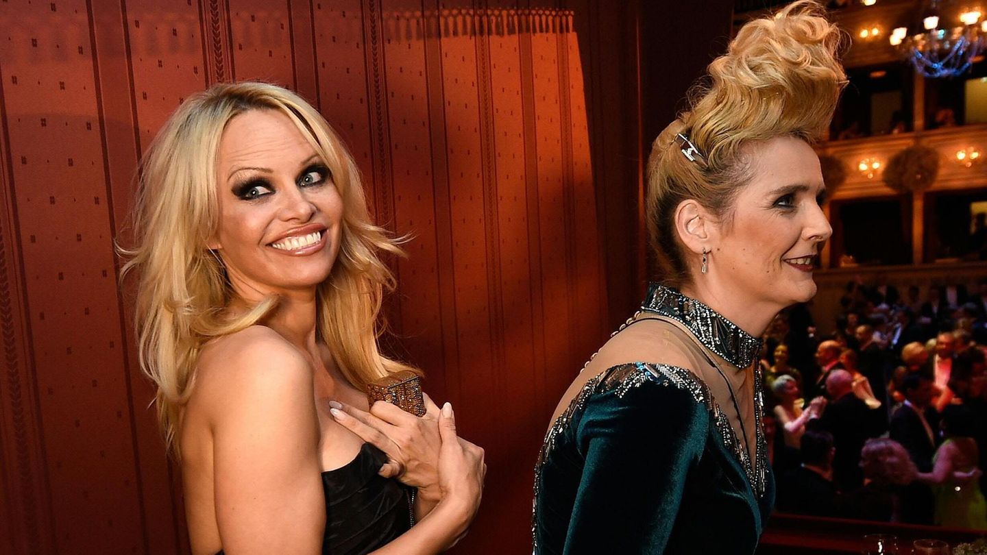 Pamela Anderson und Dschungelcamperin Helena Fürst bei Wiener Opernball 2016