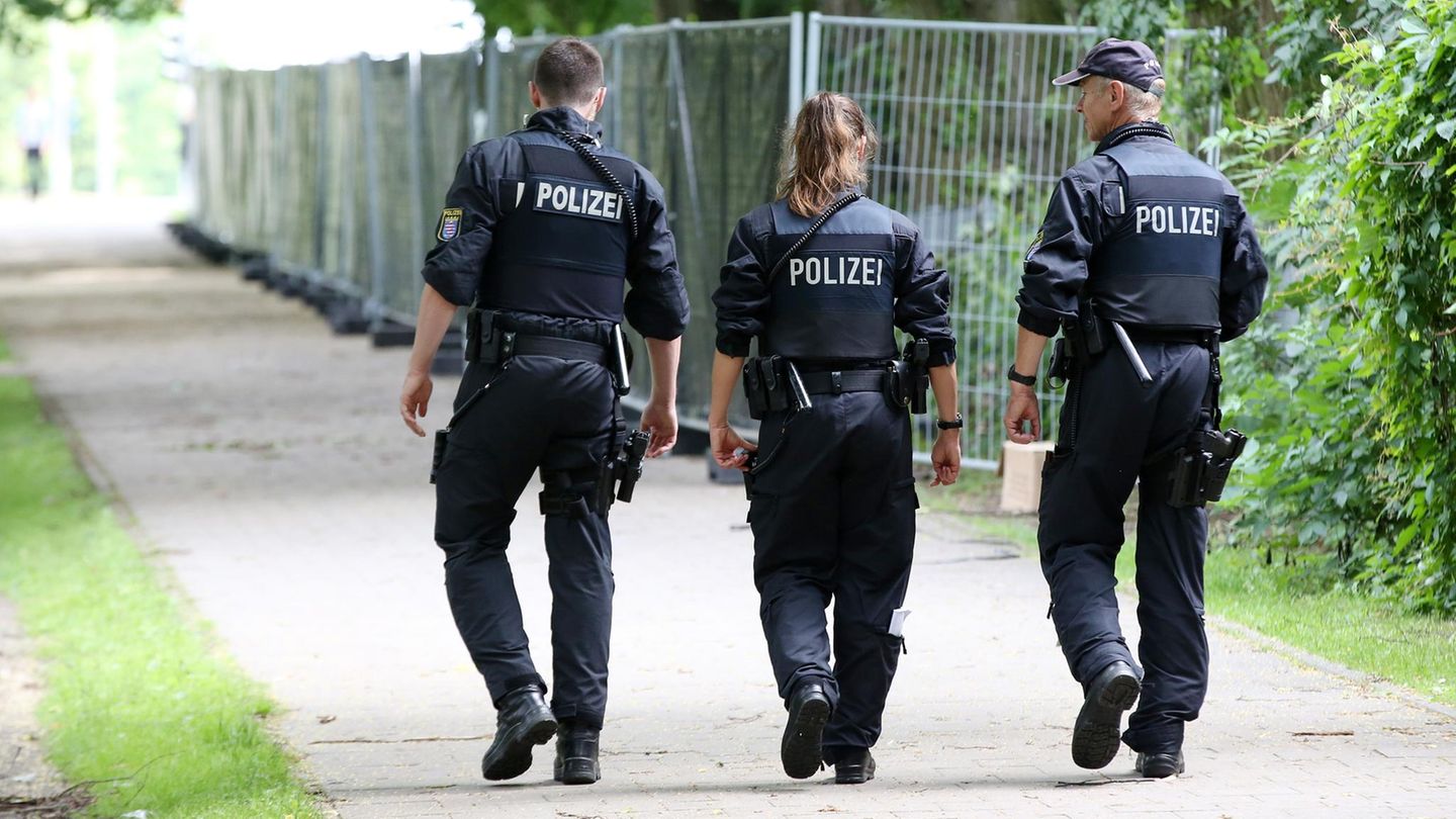 Polizisten patroullieren in Hamburg im Rahmen des G20-Großeinsatzes
