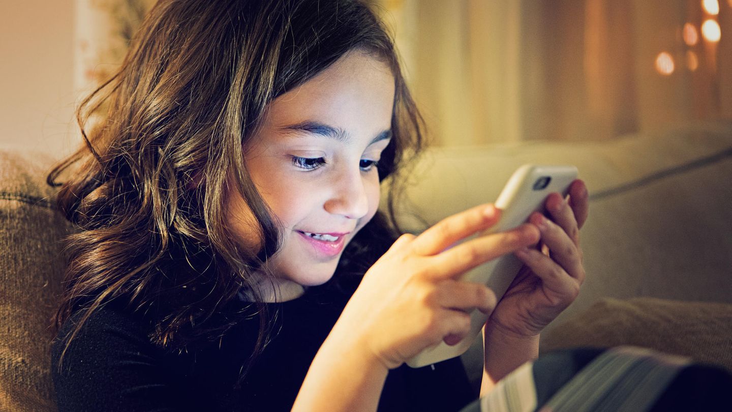 Ein Mädchen spielt auf ihrem Smartphone