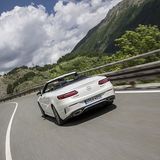 Bis Tempo 250 beschleunigt das Mercedes-Benz E 400 4Matic Cabriolet.