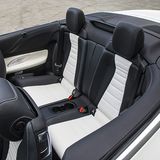 Hinten finden zwei Erwachsene Platz.