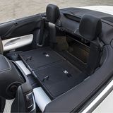 Eine Durchlademöglichkeit ergibt sich zum ersten Mal beim Mercedes-Benz E Cabriolet.