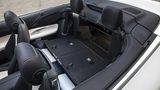 Eine Durchlademöglichkeit ergibt sich zum ersten Mal beim Mercedes-Benz E Cabriolet.
