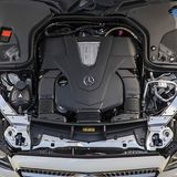 Der 3,0 Liter große V6-Benzinmotor des Mercedes-Benz E 400 4Matic Cabriolet.