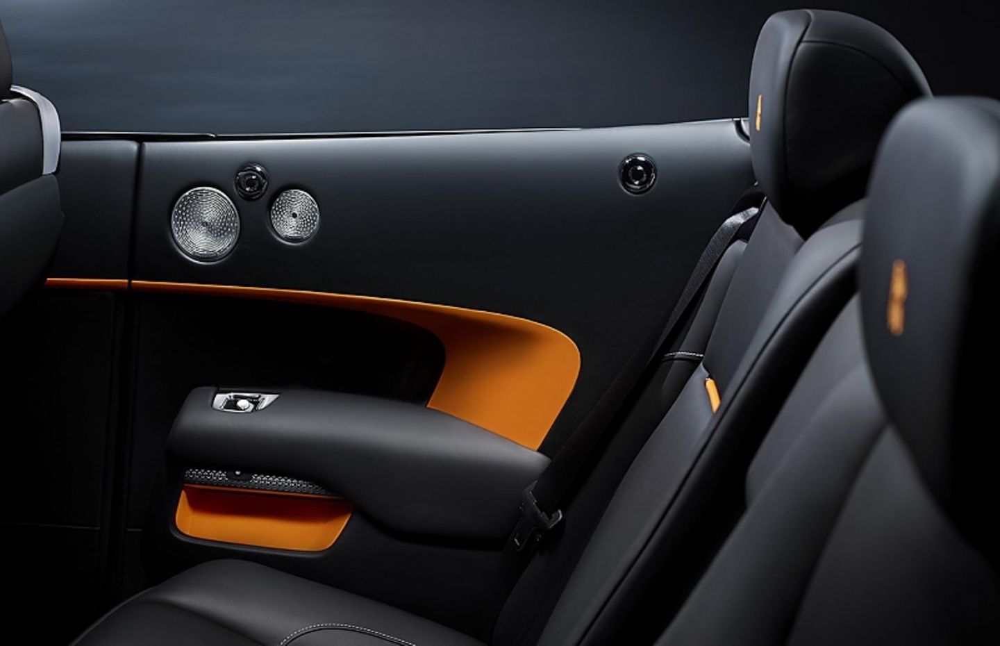 Rolls Royce Dawn Black - mit mandarinfarbenen Applikationen