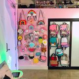 Taschen an der Wand von Amina Mucciolo