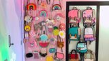 Taschen an der Wand von Amina Mucciolo