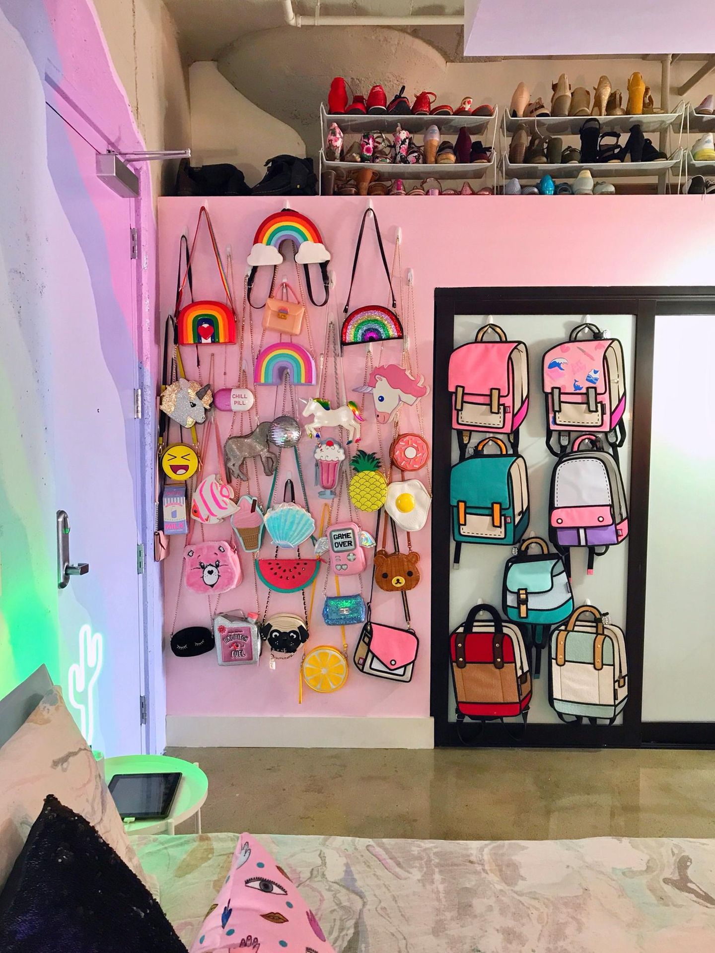 Taschen an der Wand von Amina Mucciolo