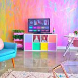 Bunte Wand im Appartement von Amina Mucciolo