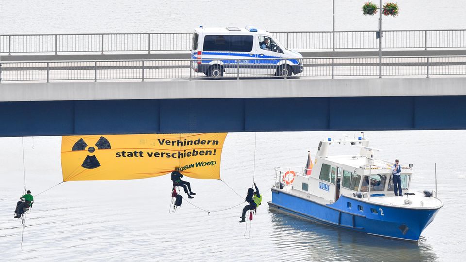 Atomkraftgegner der Umweltschutzorganisation "Robin Wood" stoppten zwischenzeitlich den Transport von Atommüll Atomkraftgegner der Umweltschutzorganisation "Robin Wood" stoppten zwischenzeitlich den Transport von Atommüll