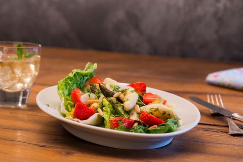 Marinierter Spargel-Erdbeer-Salat