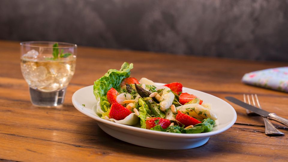 Marinierter Spargel-Erdbeer-Salat Marinierter Spargel-Erdbeer-Salat