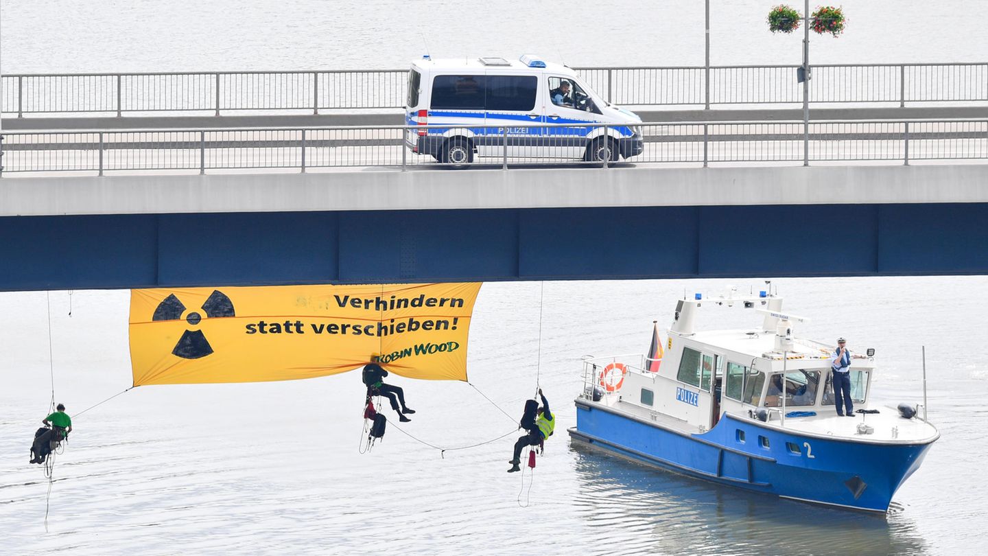 Atomkraftgegner seilen sich in Bad Wimpfen (Baden-Württemberg) von einer Brücke über dem Neckar ab und enthüllen ein Transparent