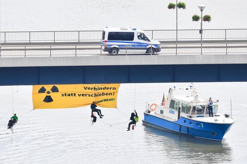 Atomkraftgegner seilen sich in Bad Wimpfen (Baden-Württemberg) von einer Brücke über dem Neckar ab und enthüllen ein Transparent