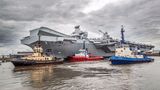 Die Schlepper bringen die "HMS Queen Elizabeth" auf ihre erste Reise.
