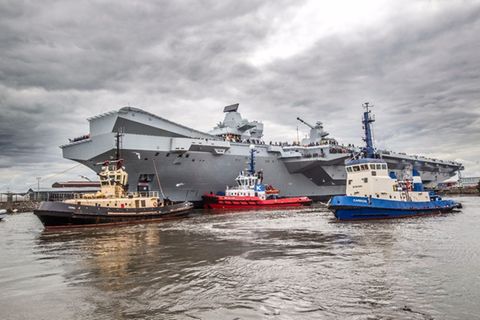 Die Schlepper bringen die "HMS Queen Elizabeth" auf ihre erste Reise.