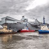 Die Schlepper bringen die "HMS Queen Elizabeth" auf ihre erste Reise.