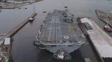 Gut zu erkennen ist das rechteckige Flugdeck mit Sprungschanze. Die Typ F-35B Lightning II ist übrigens ein Senkrechtstarter, so wie die alte britische Sea Harrier. 
