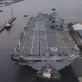 Gut zu erkennen ist das rechteckige Flugdeck mit Sprungschanze. Die Typ F-35B Lightning II ist übrigens ein Senkrechtstarter, so wie die alte britische Sea Harrier. 