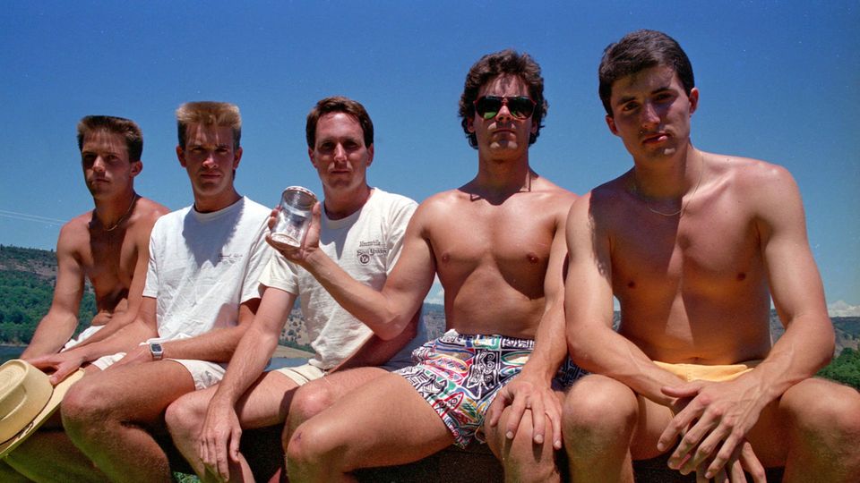 Das zweite Bild der fünf Freunde gemeinsam auf der Veranda, aufgenommen 1987