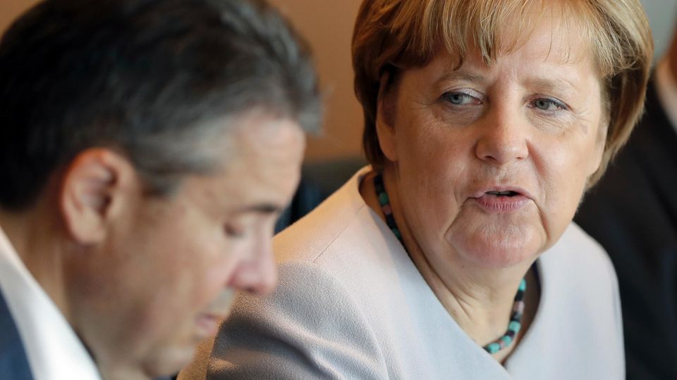 Ehekrach: Angela Merkel kritisiert den Koalitionspartner SPD - aber auch Teile ihrer Union