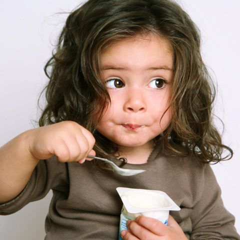 Joghurt ist eine beliebte Zwischenmahlzeit für Kinder