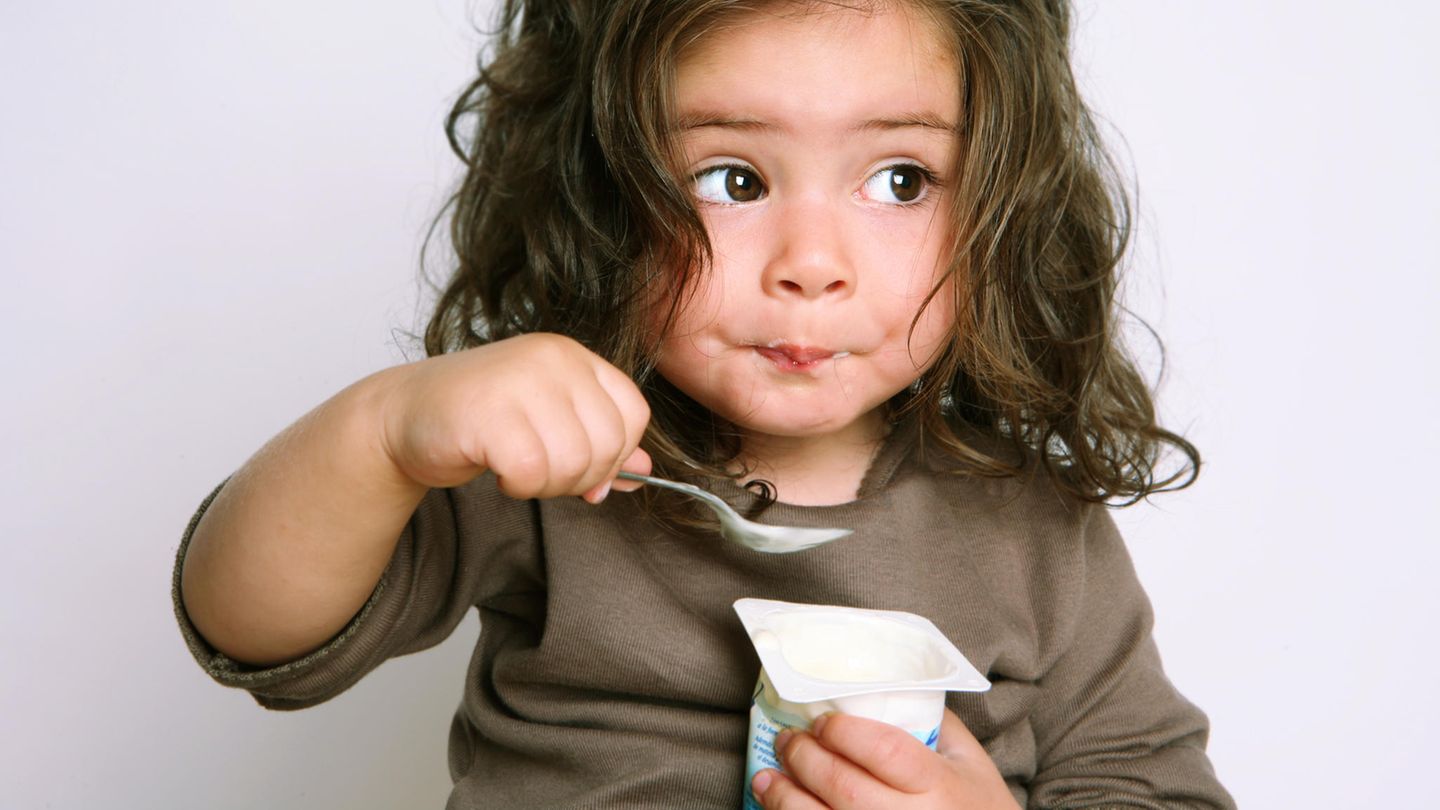 Joghurt ist eine beliebte Zwischenmahlzeit für Kinder