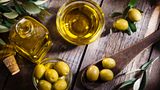 Olivenöl  Olivenöl hat einen großen Vorteil, erklärt Ernährungsexpertin Dagmar von Cramm, es muss nicht stark bearbeitet werden, weil das Öl bereits im reifen Fruchtfleisch enthalten ist. Hinzu kommt ein hoher Vitamin-E-Gehalt und die positiven Effekte auf Herz und Kreislauf. "Weil es in der Regel kalt gepresst wird, enthält es viele Bioaktivstoffe, die gegen Entzündungen und vorbeugend gegen Krebs wirken. Mit verantwortlich für die positive Wirkung der Mittelmeerküche", sagt die Expertin.