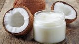 Kokosöl  Kokosfett hat einen sehr hohen Anteil gesättigter Fettsäuren. Es ist neutral im Geschmack und hitzestabil. Die Expertin empfiehlt Kokosfett zum Braten, zum Frittieren oder fürs Fondue zu verwenden. Zudem enthält es mittelkettige Fettsäuren, die bei bestimmten Krankheiten günstig sind. Die enthaltene Laurinsäure hat eine antimikrobielle Wirkung.