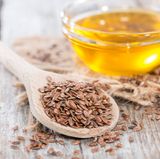 Leinsamen-Öl  Das Leinsamen-Öl ist der Star unter den Ölen. Abgesehen vom Leindotteröl hat es den höchsten Gehalt an Omega-3-Ölen. Frisches Leinöl schmeckt nussig, kann nach längerer Lagerung aber bitter werden. Die Expertin empfiehlt, regelmäßig einen Esslöffel in Quark oder Müsli zu geben, das kann die Blutwerte verbessern und die Abwehrkräfte stärken. Lagern sollte man das Öl am besten im Tiefkühlfach – und dann löffelweise entnehmen. 