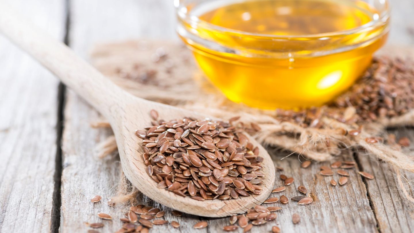 Leinsamen-Öl  Das Leinsamen-Öl ist der Star unter den Ölen. Abgesehen vom Leindotteröl hat es den höchsten Gehalt an Omega-3-Ölen. Frisches Leinöl schmeckt nussig, kann nach längerer Lagerung aber bitter werden. Die Expertin empfiehlt, regelmäßig einen Esslöffel in Quark oder Müsli zu geben, das kann die Blutwerte verbessern und die Abwehrkräfte stärken. Lagern sollte man das Öl am besten im Tiefkühlfach – und dann löffelweise entnehmen. 